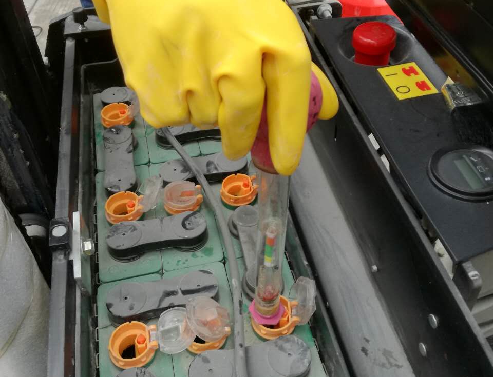 苏州杭州叉车维修：90%的人竟然不知要给电动叉车蓄电池加水？